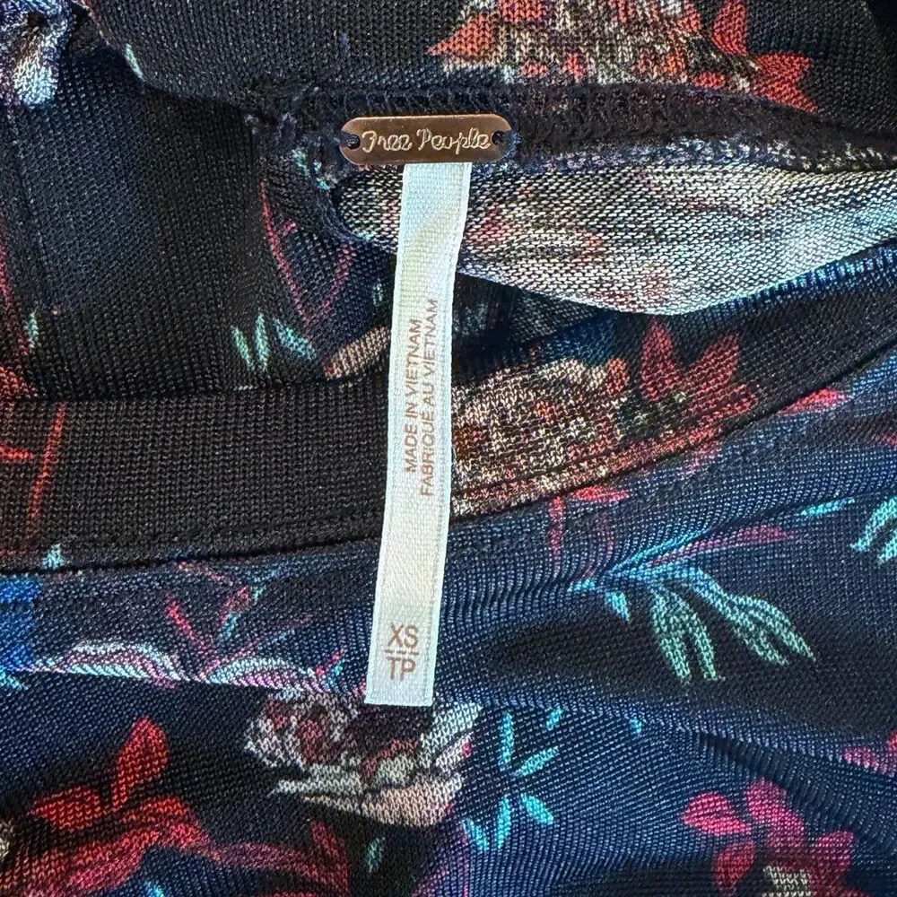 Free People XS Black Floral 3/4 Sleeve Keyhole Back Relaxed Boho Top